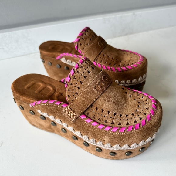 Mou | Leather Overstitching Suede Clogs - Cognac & Pink - 60mm Wedge - Picture 10 of 15